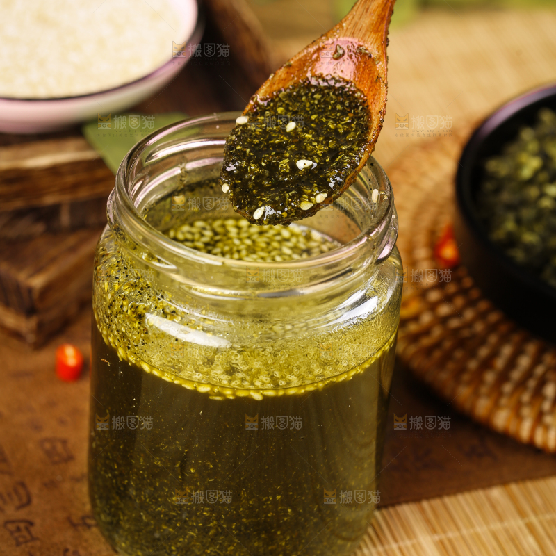 瓶子里装着青花椒酱