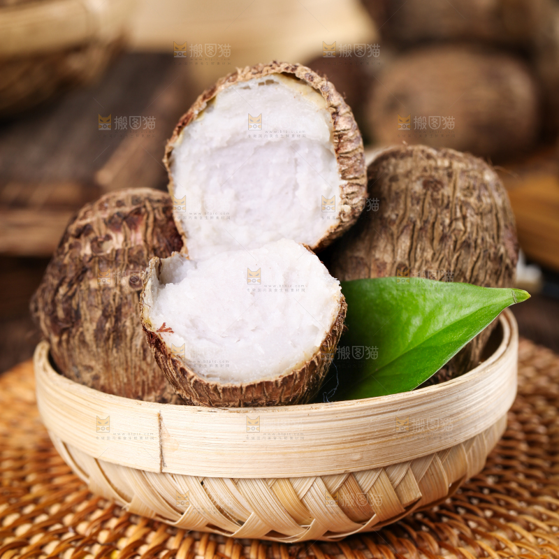 竹底上的牛奶毛芋头