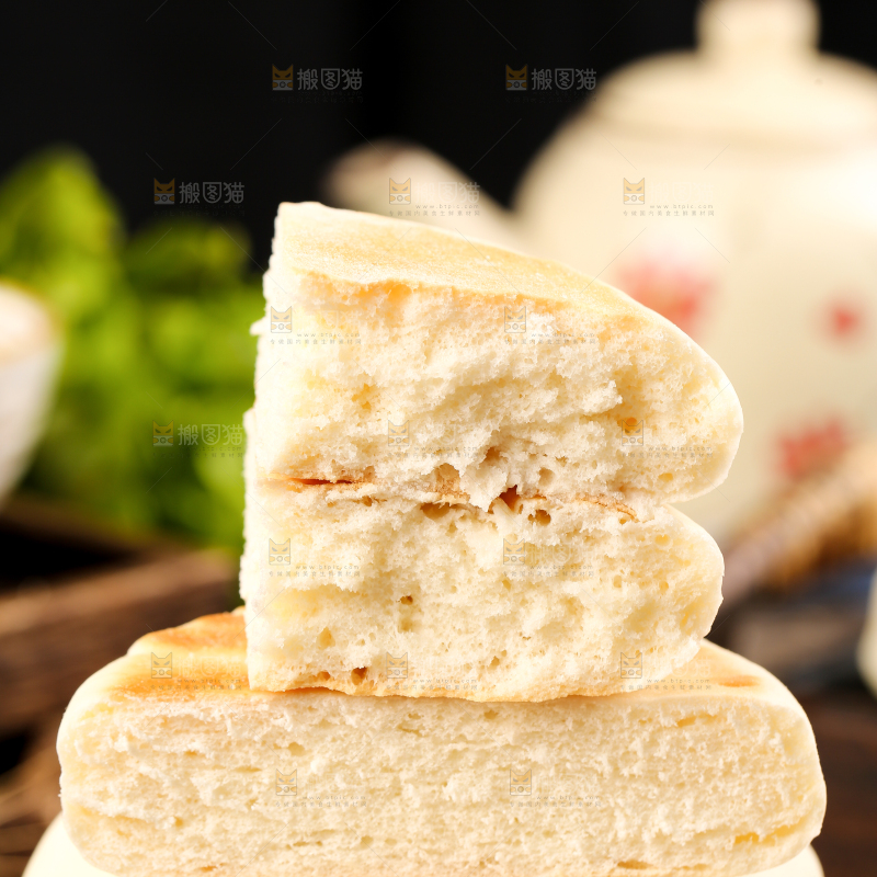 木底上放着蛋奶饼