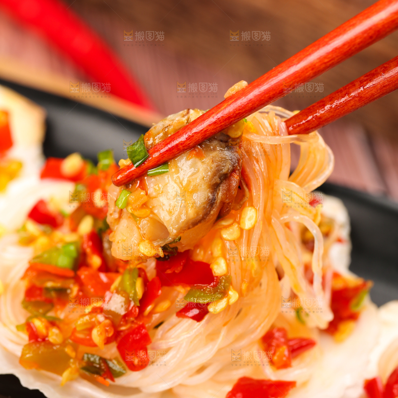 筷子夹着辣椒扇贝