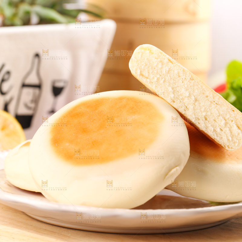 盘子里装着饼子