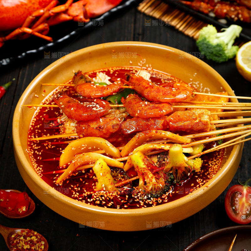 深底上放着一碗麻辣串
