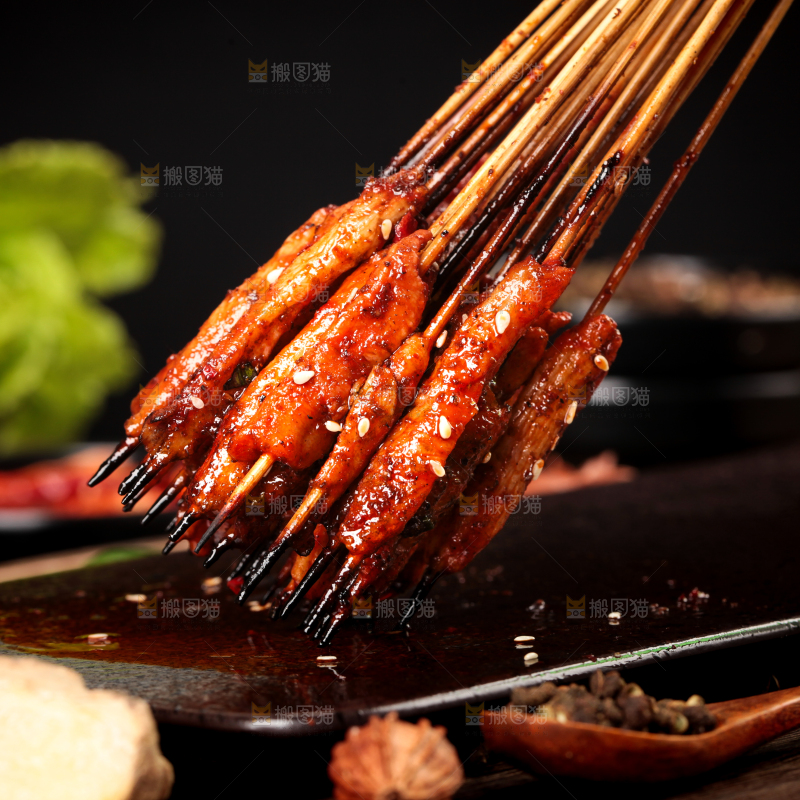 深底上的烤肉串