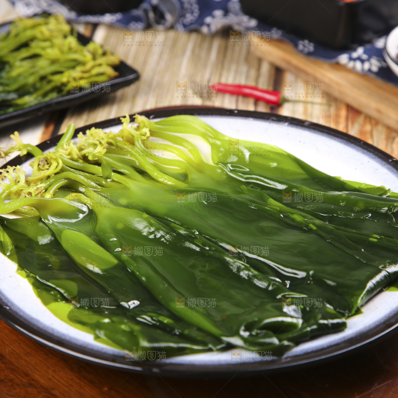 盘子里装着海芥菜