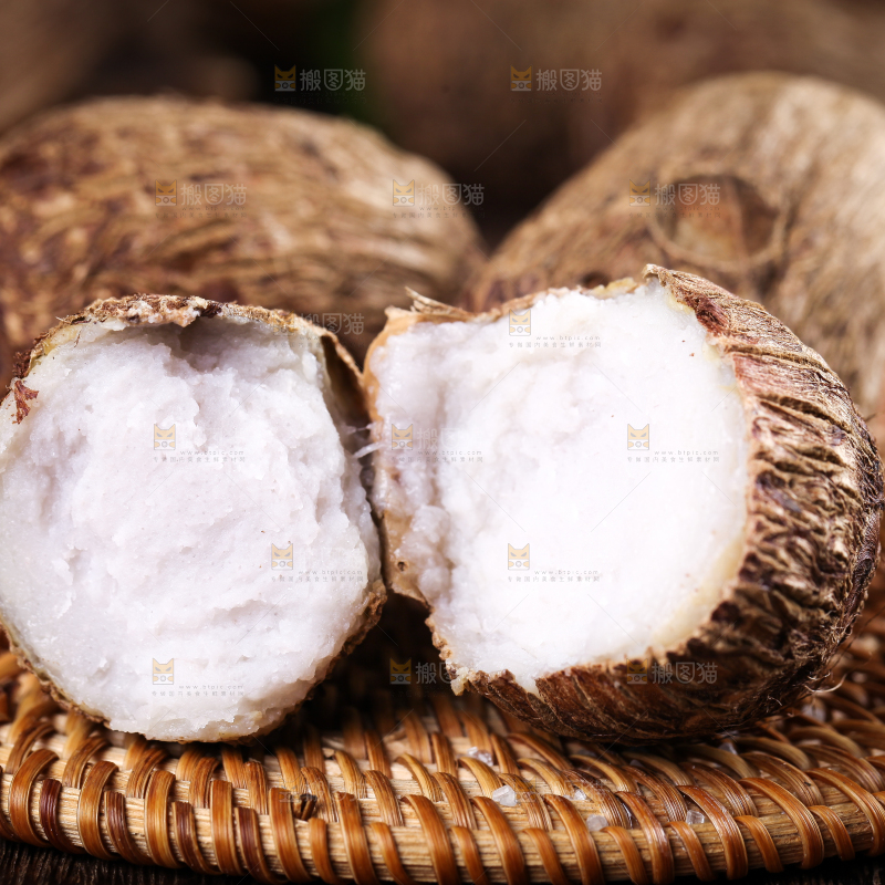 竹底上的牛奶毛芋头