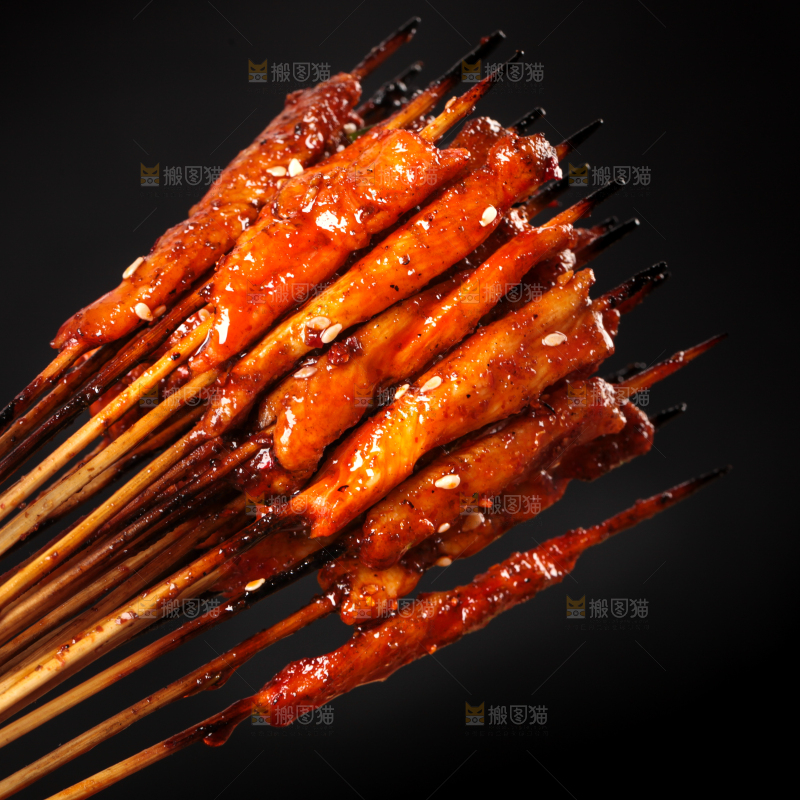深底上的烤肉串