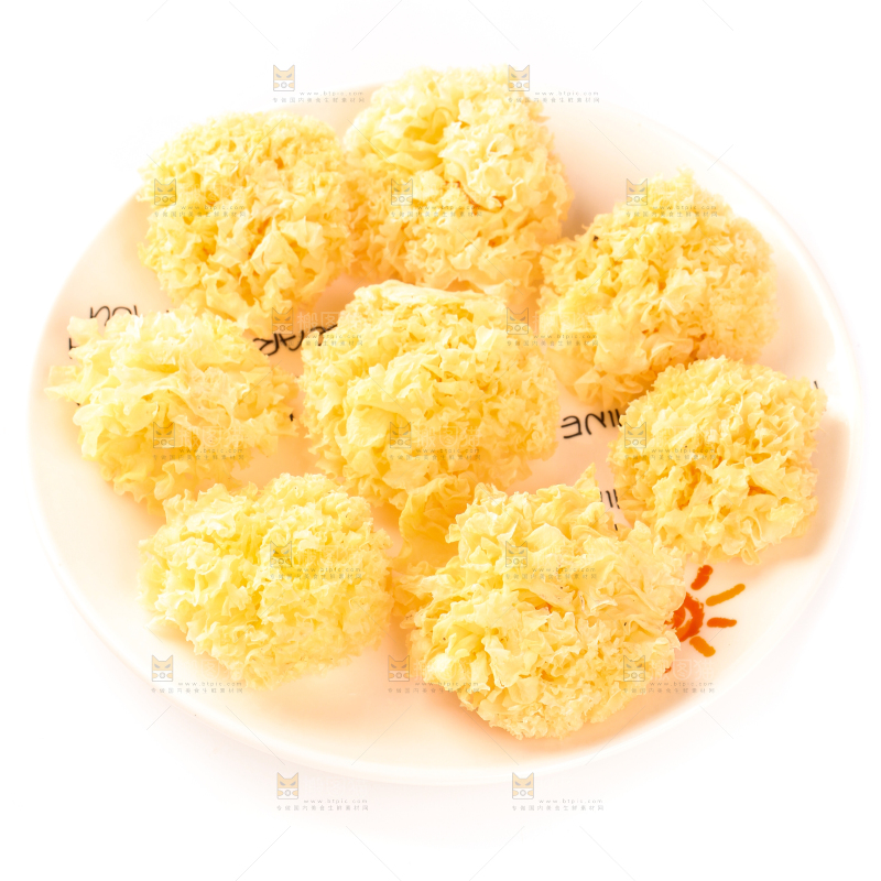 一盘雪耳放在白底上