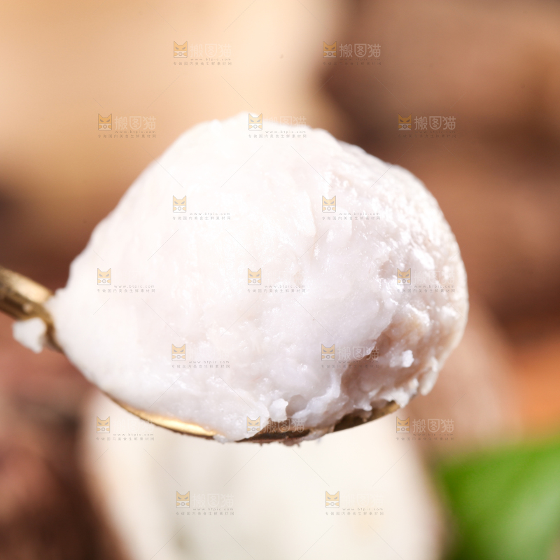 竹底上的牛奶毛芋头