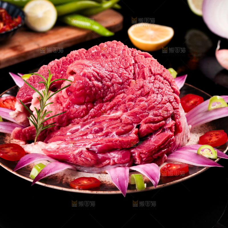 盘子里装着牛腿肉