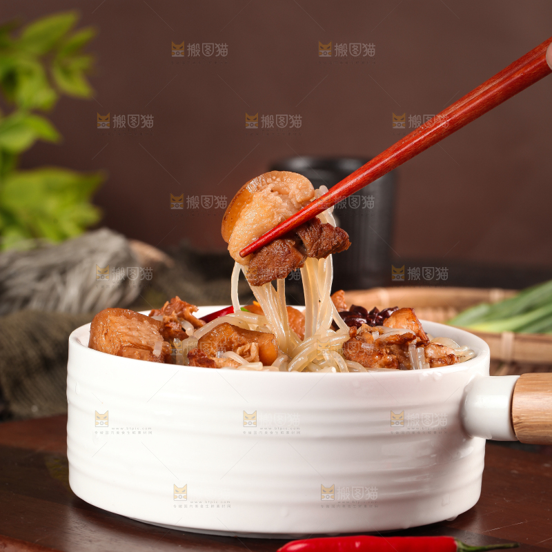 碗里装着猪肉炖粉条