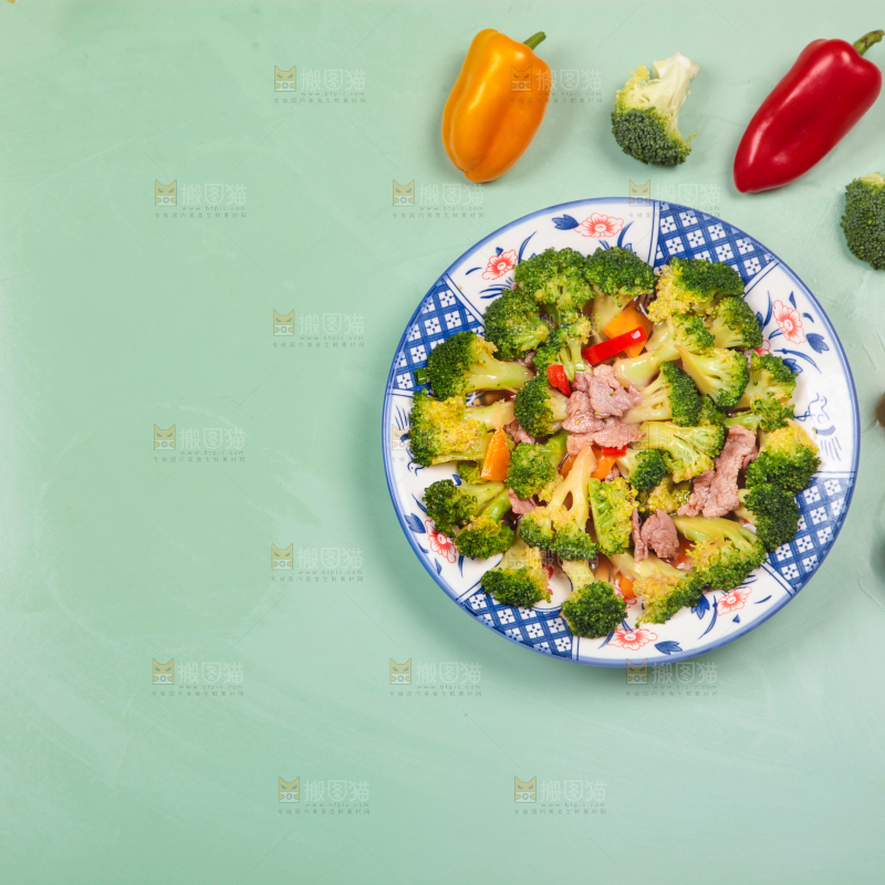 浅底上放着一盘西兰花炒肉