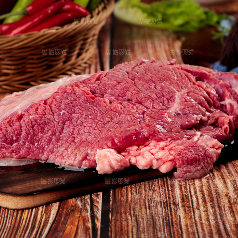 盘子里装着牛腿肉