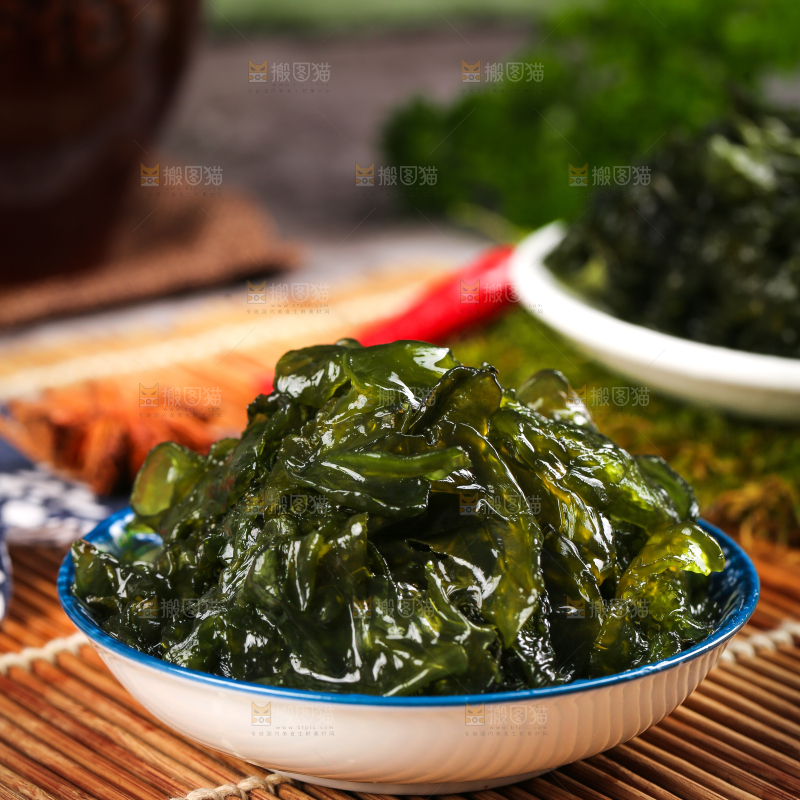 竹底上放着野生地皮菜