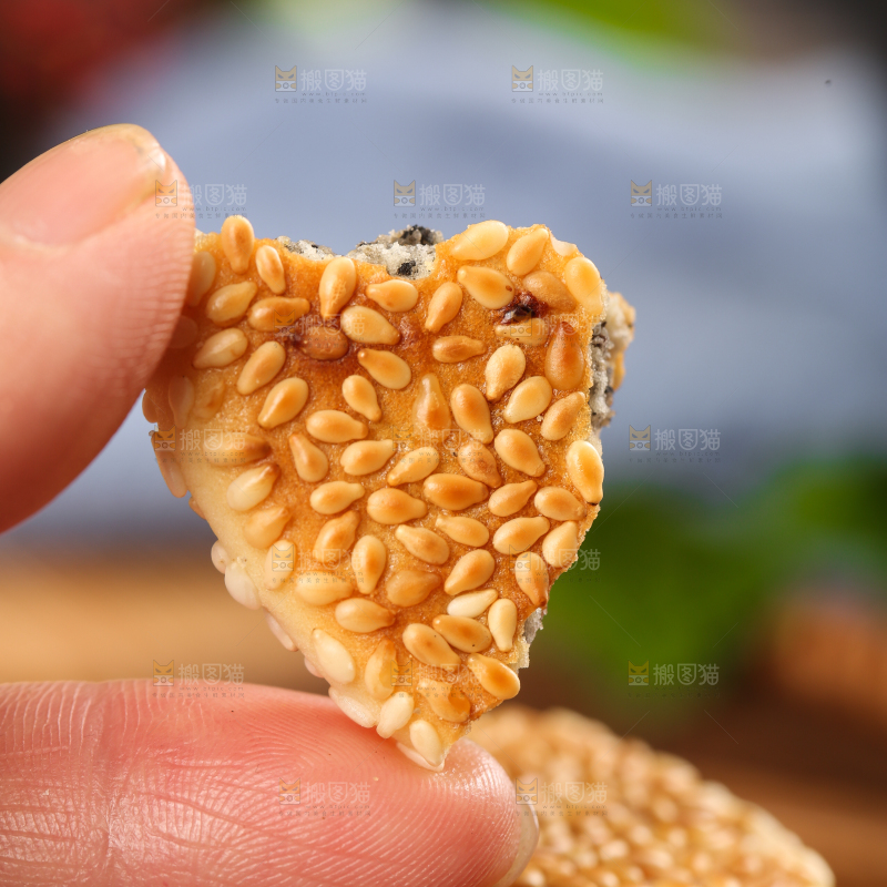 手里拿着芝麻饼