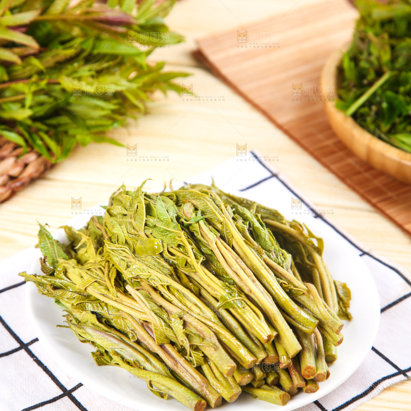 格子布上放着一盘山东香椿芽