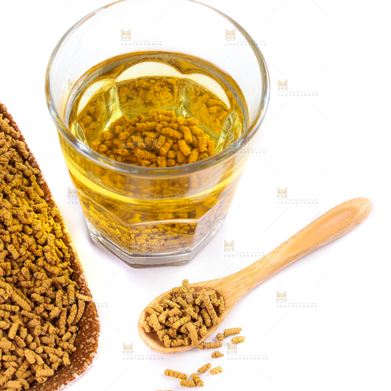 白底上放着一杯苦荞茶