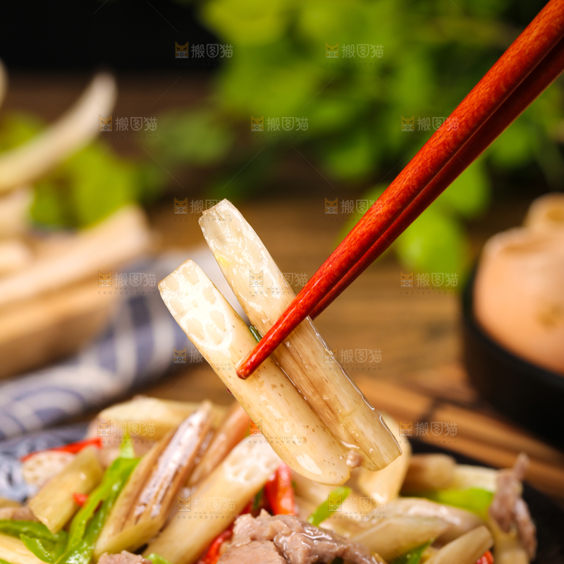 筷子上夹着炒藕带