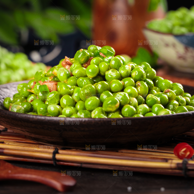竹底上放着一盘炒豌豆