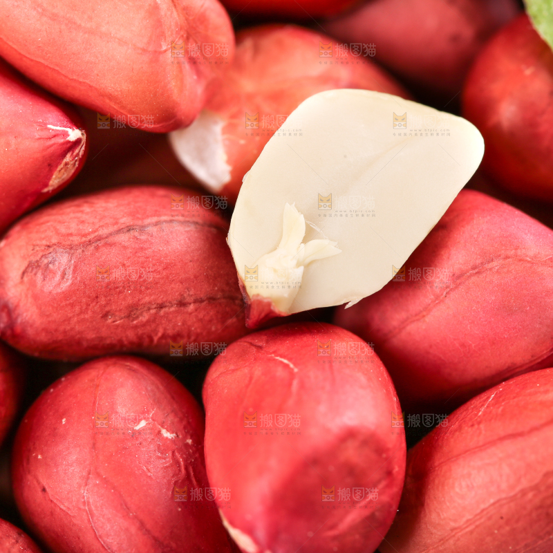 木底上放着一碟红皮花生米