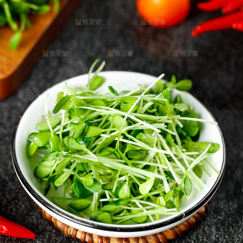 深底上放着一盘香椿芽