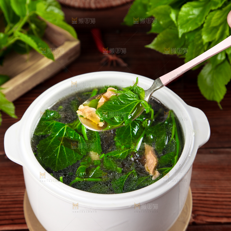 木底上放一碗桑叶瘦肉汤