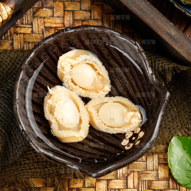 木底上放着一碗泡发的鲍鱼干