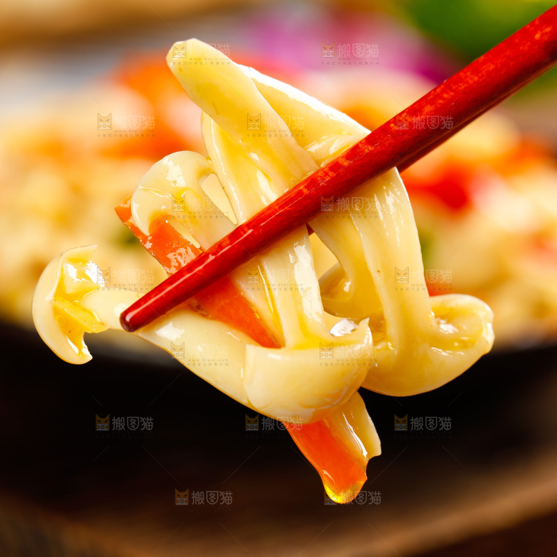 筷子夹着素炒白玉菇