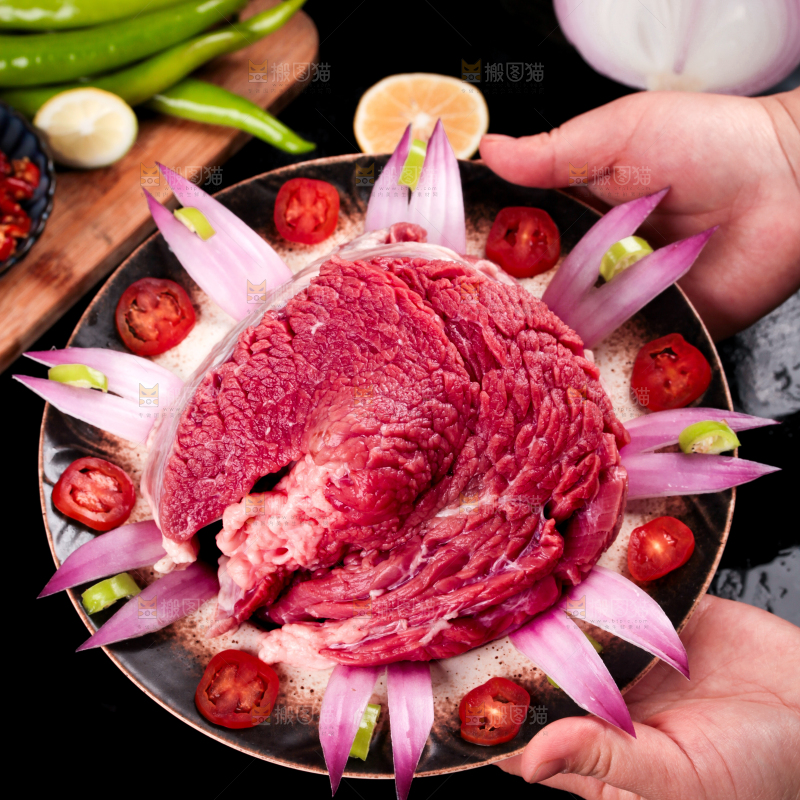 盘子里装着牛腿肉