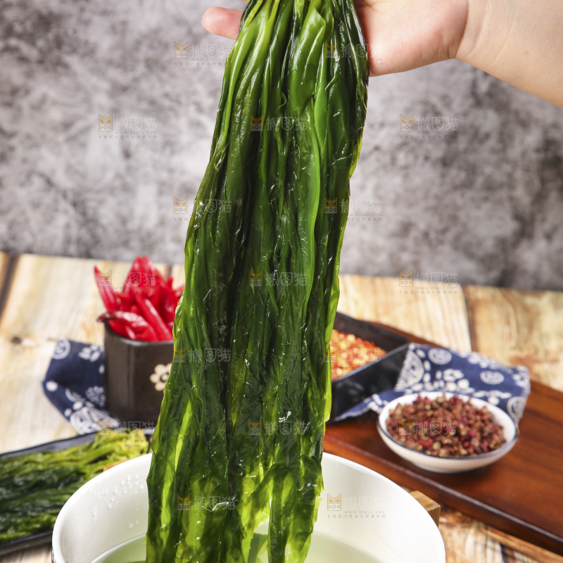 手里拿着小海带芽