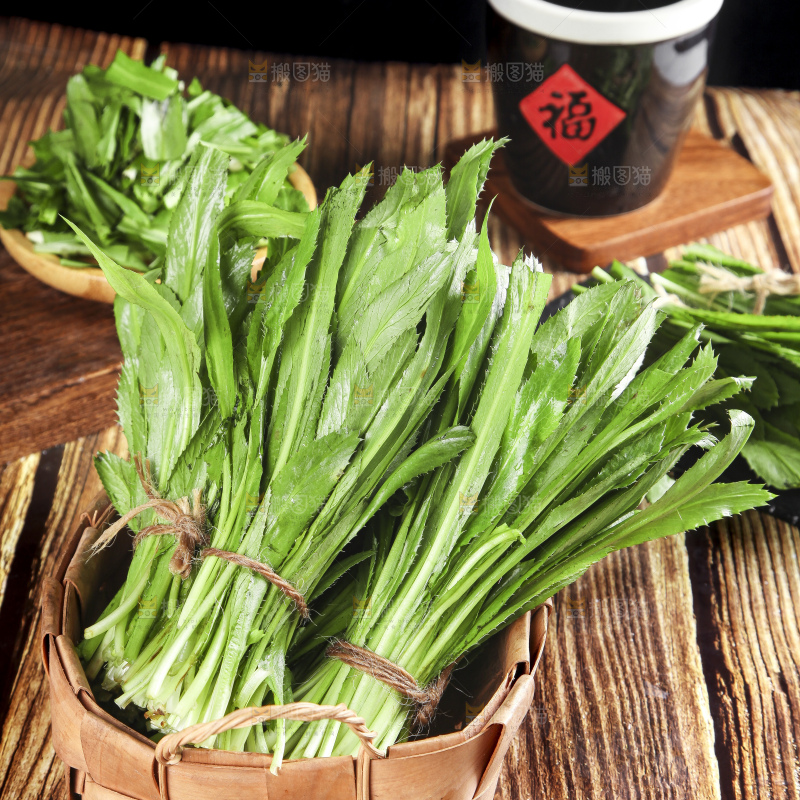 一筐刺香菜放在深底上