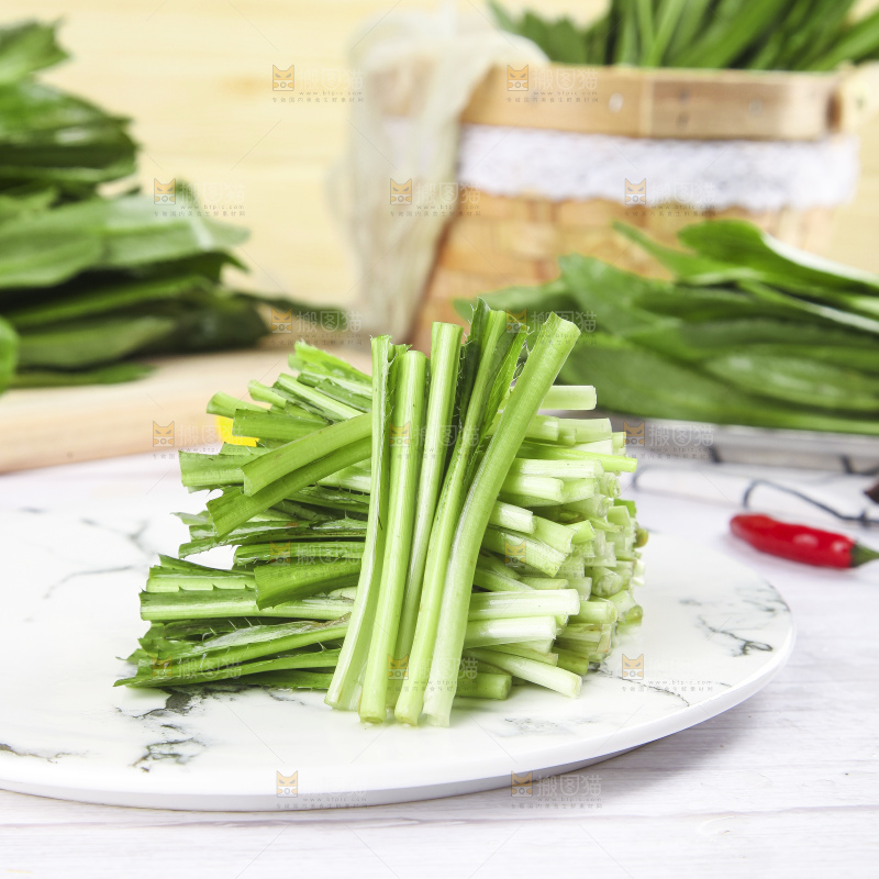 一盘切开的刺香菜放在浅底上