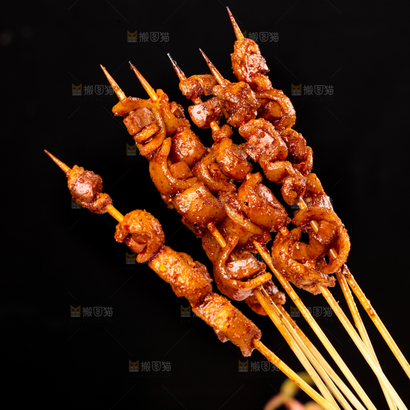 木底上放着一盘烤肉串