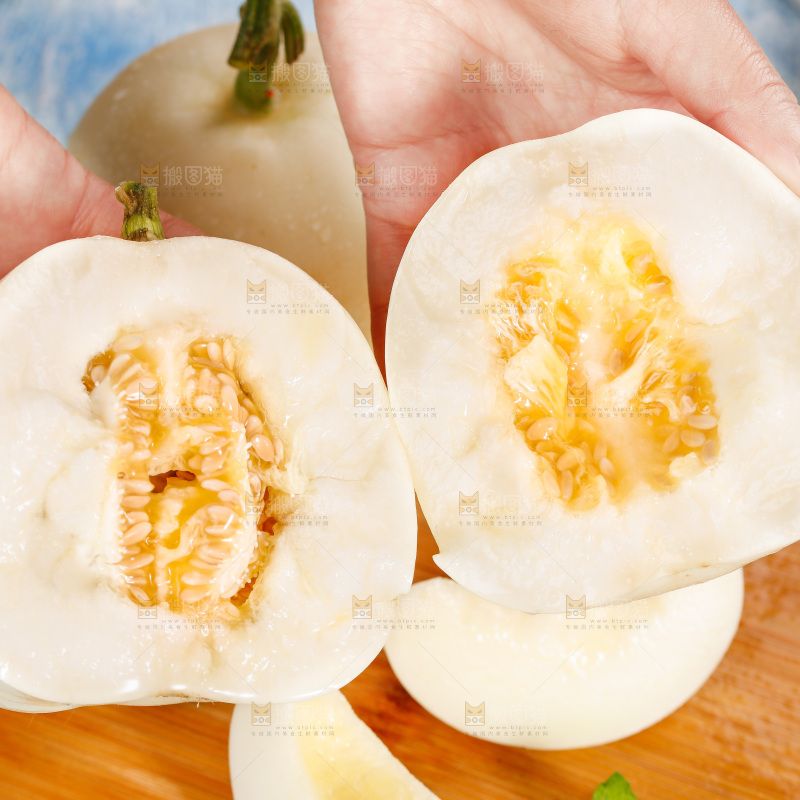手拿掰开的阎良甜瓜