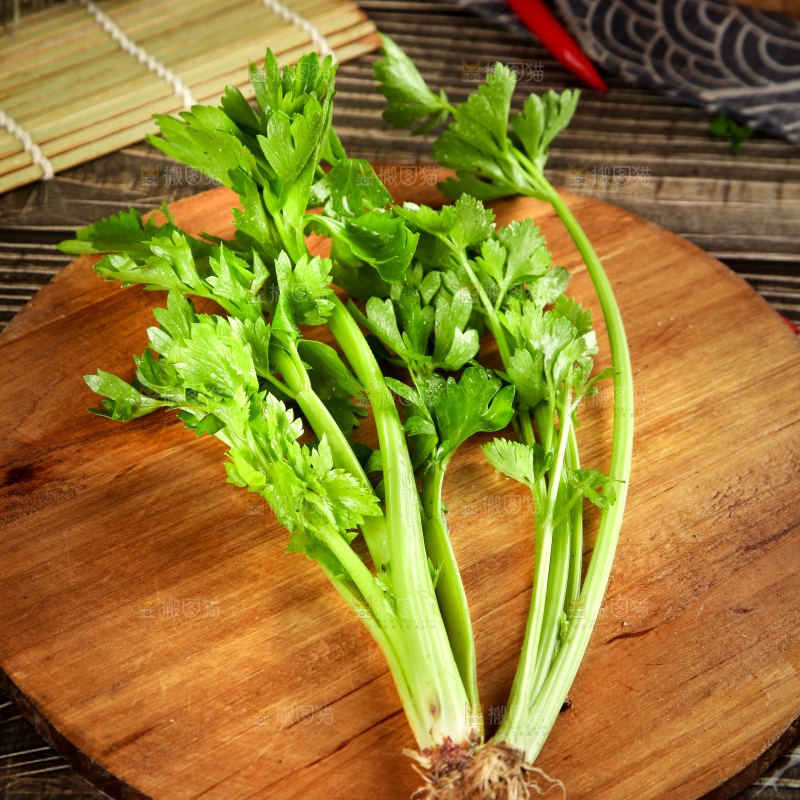 木底上的新鲜芹菜