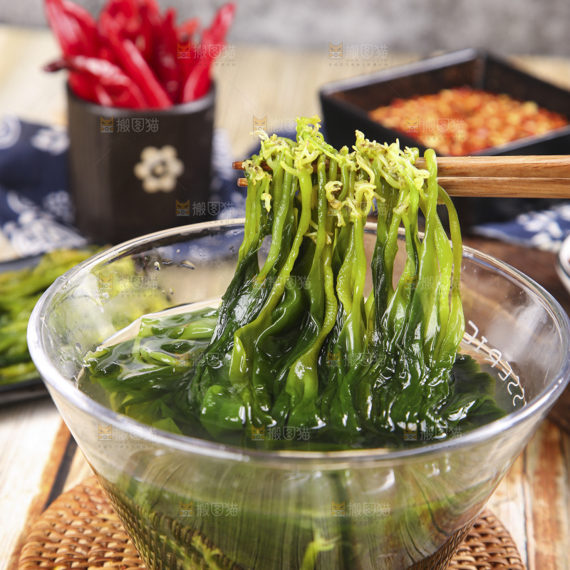 木板上放着一碗海白菜