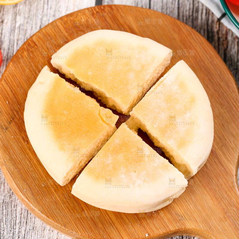 木板上放着全麦饼