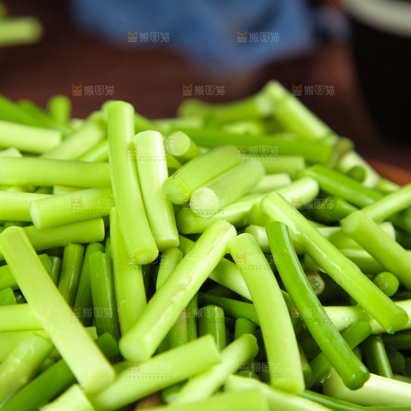 深底上放着新鲜蒜苔段