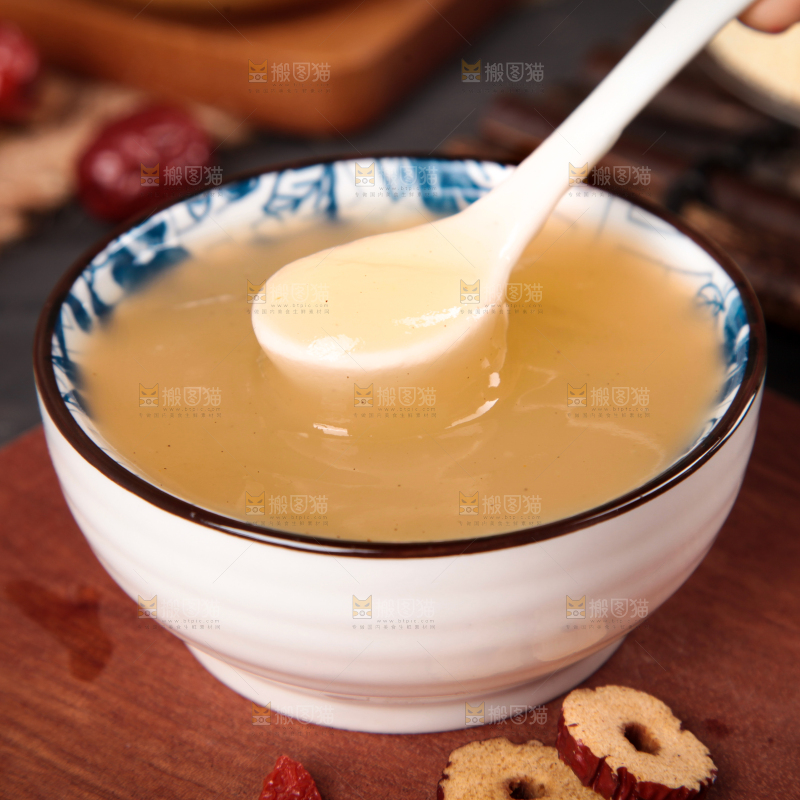 木底上放着一碗葛根粉