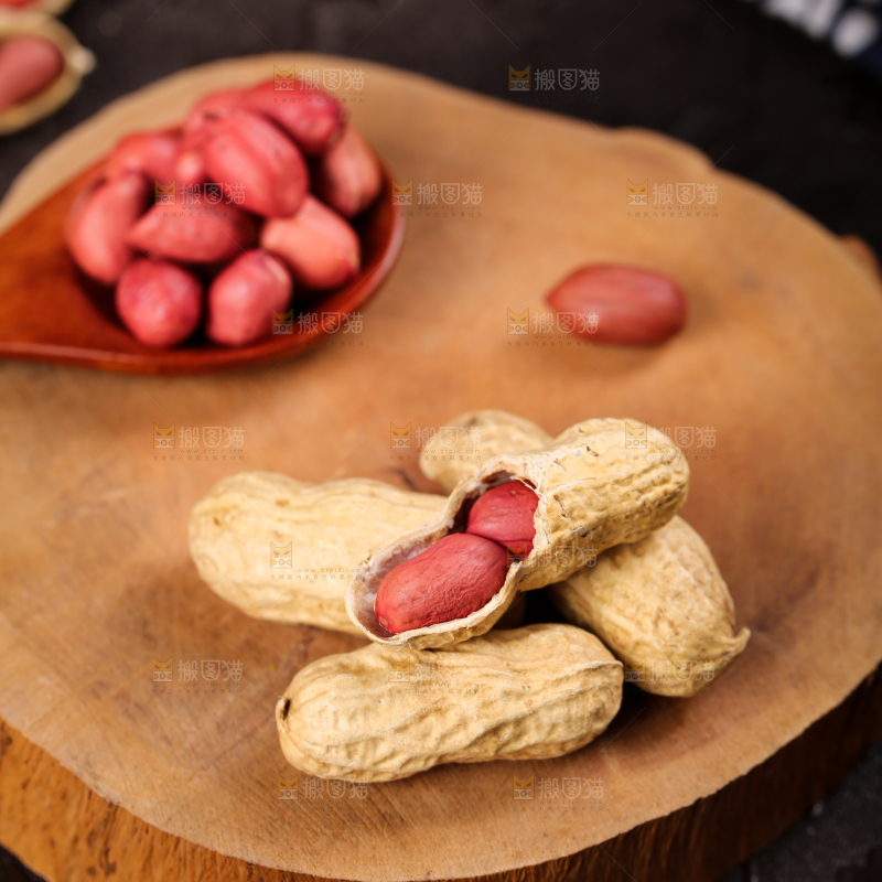 木底上的红皮花生米