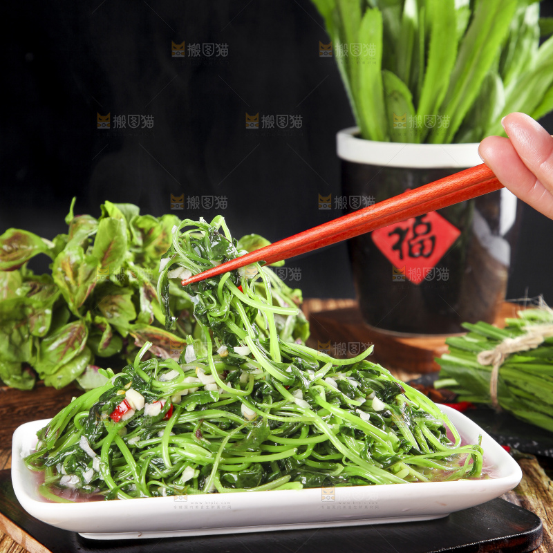 一盘蒜蓉苋菜放在木底上