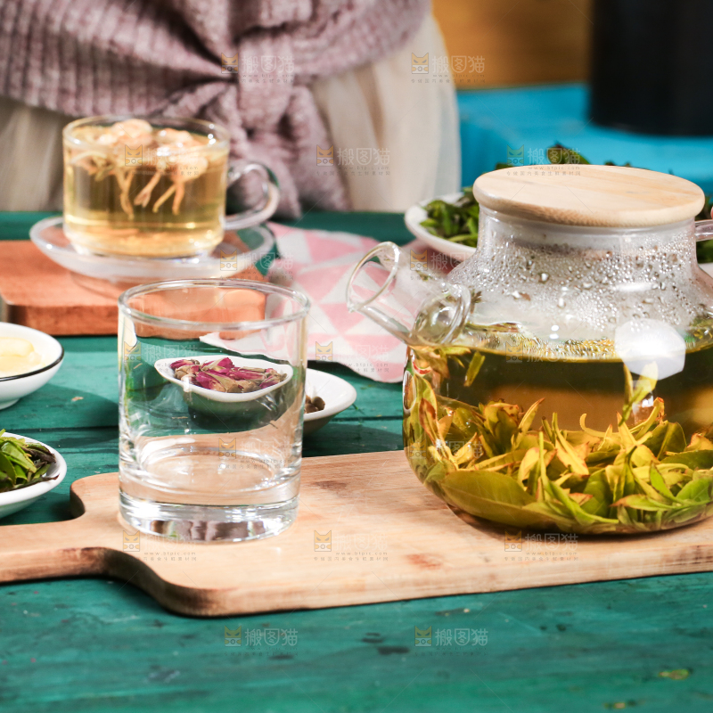 杯子里泡着绿茶
