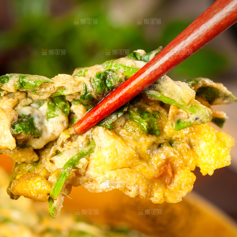 筷子夹着花椒芽炒鸡蛋