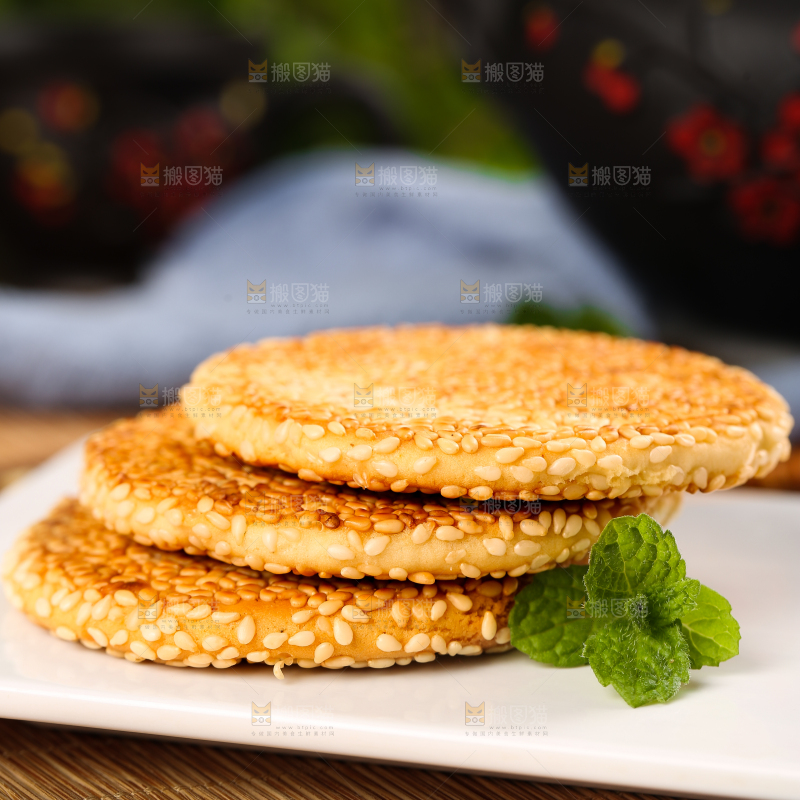 白石板上的芝麻馅饼
