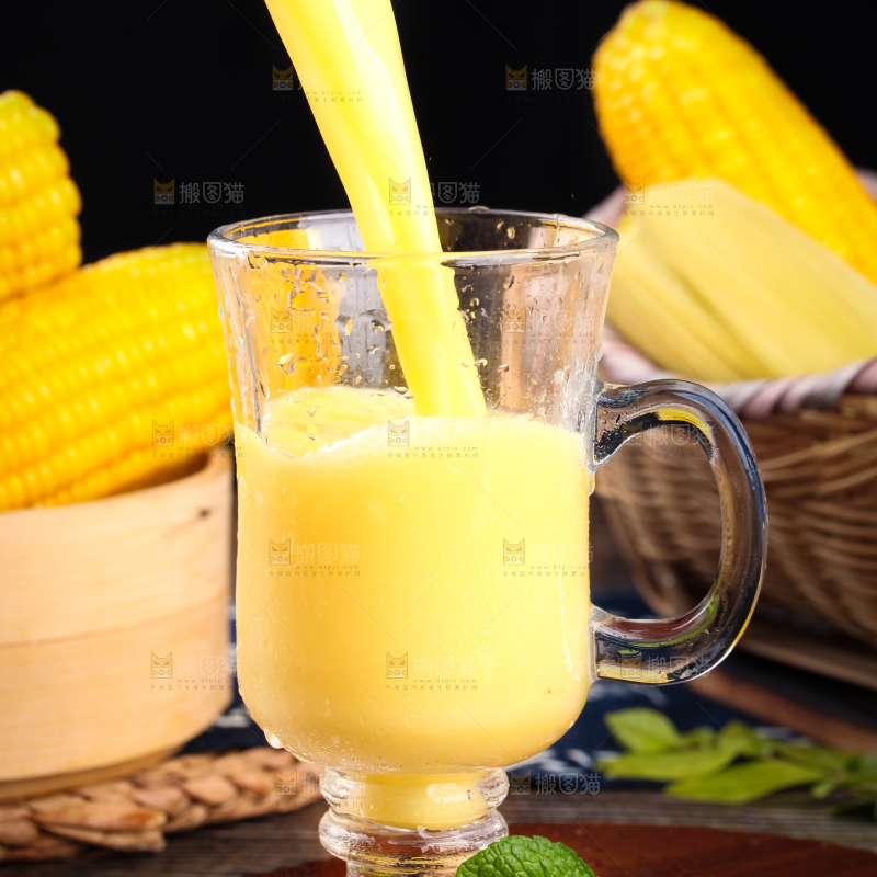 杯子里装着玉米汁
