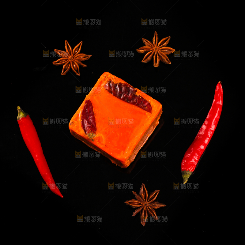 黑底上的香辣火锅料