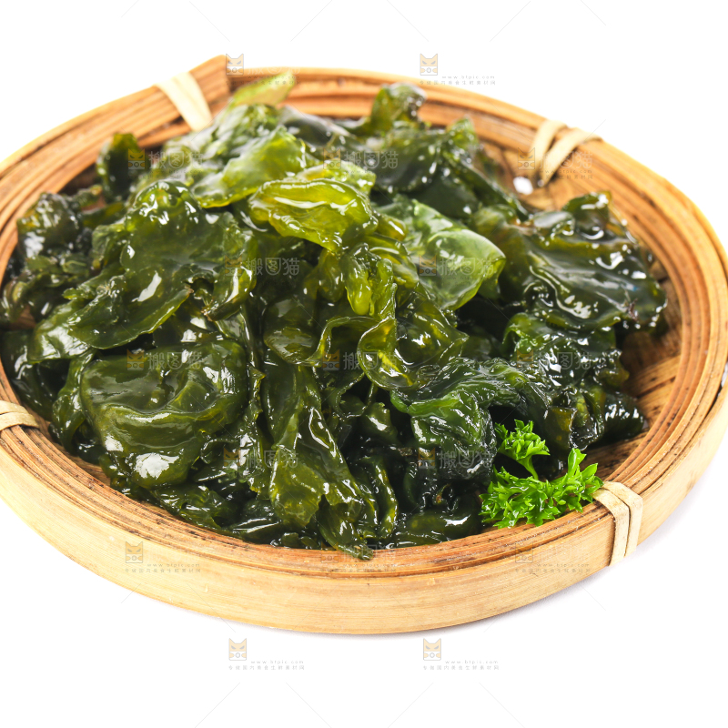 盘子里装着雷公菌