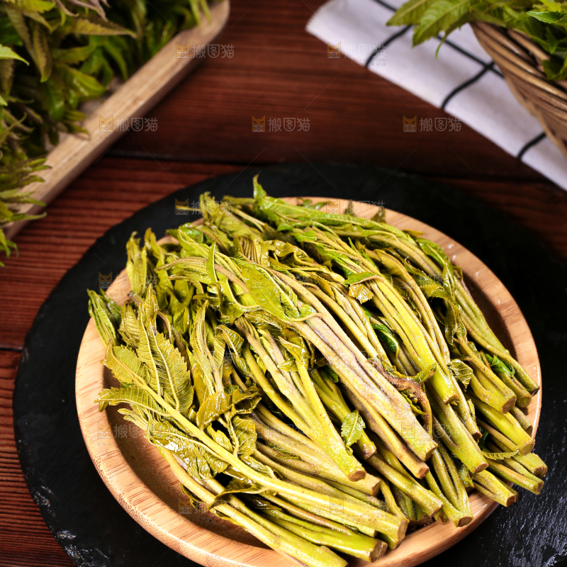 黑石板上放着一盘红香椿