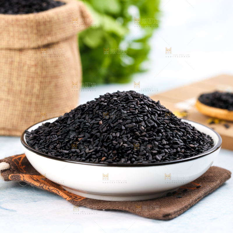 浅底上放着一碟黑芝麻