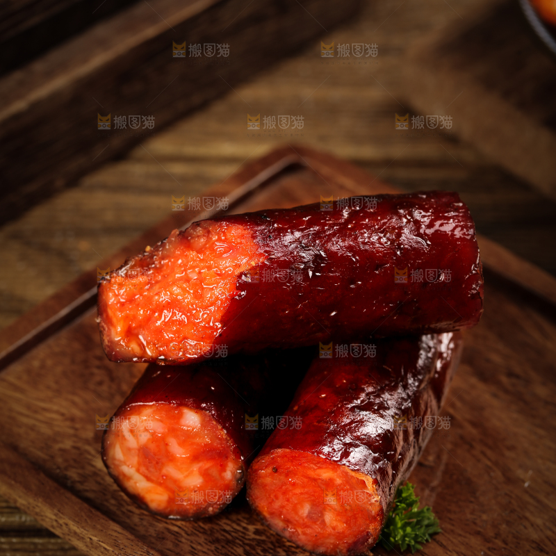 木板上摆放着烟熏香肠