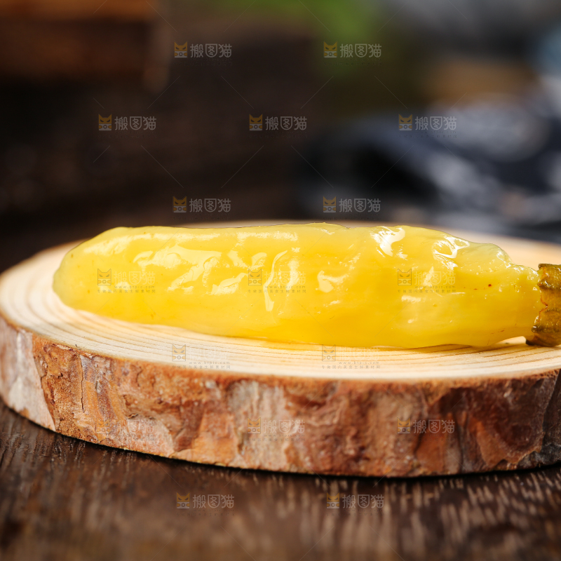 木板上放着野山椒